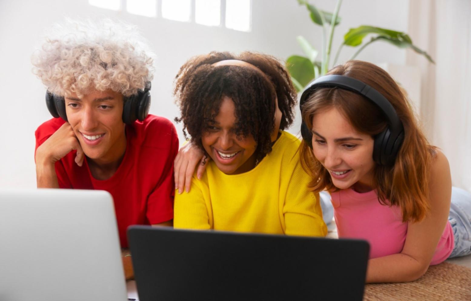 Équipe d'analystes financiers collaborant sur un projet de modélisation