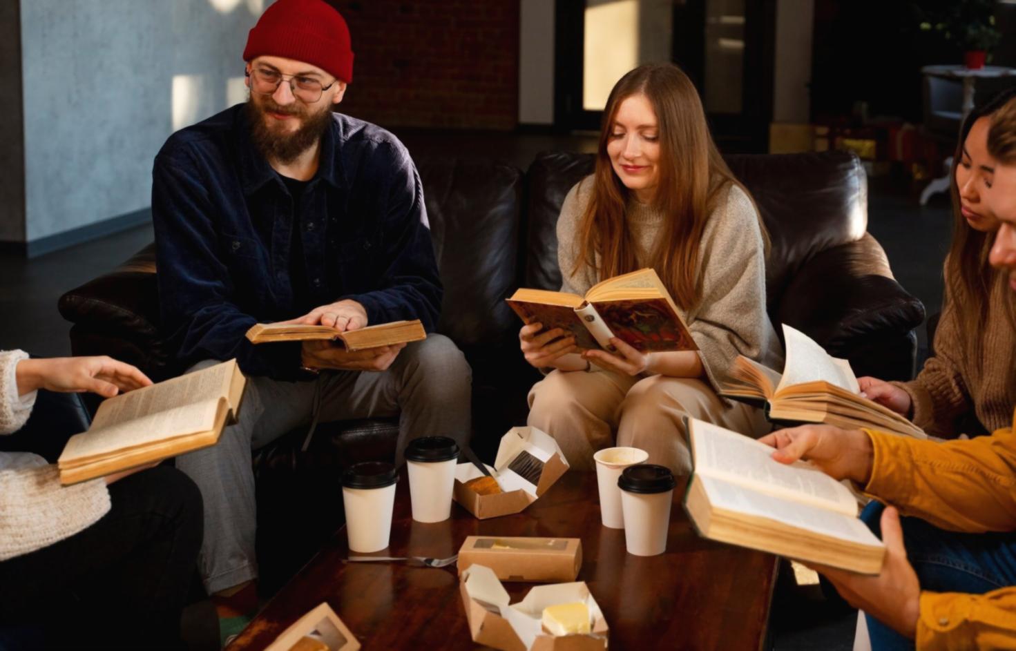 Équipe d'analystes financiers en formation pratique