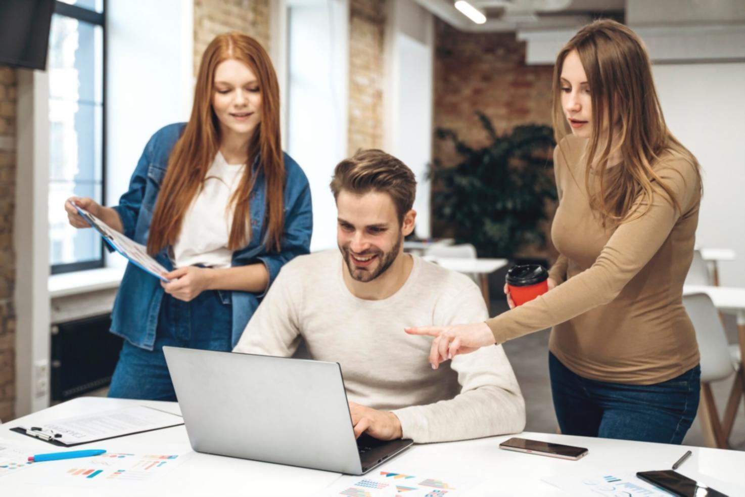 Analyste travaillant sur des modèles financiers complexes